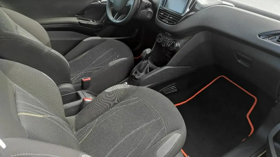 PEUGEOT 208 -