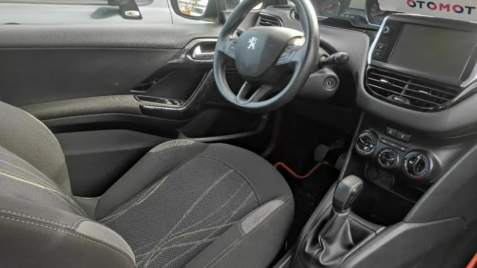 PEUGEOT 208 -