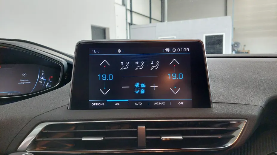 PEUGEOT 3008 -