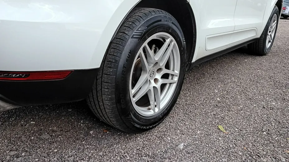PORSCHE Macan -