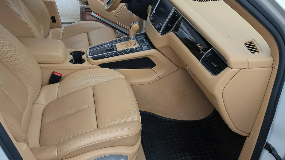 PORSCHE Macan -