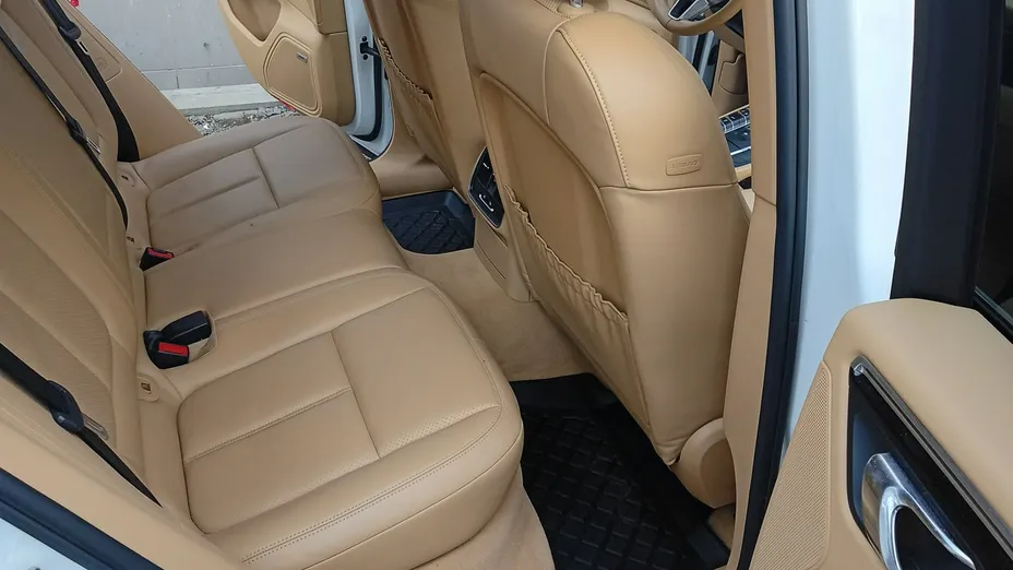 PORSCHE Macan -