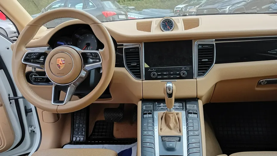 PORSCHE Macan -