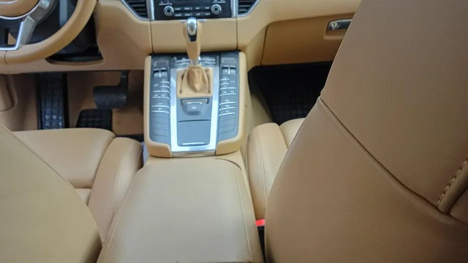PORSCHE Macan -