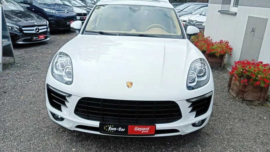 PORSCHE Macan -