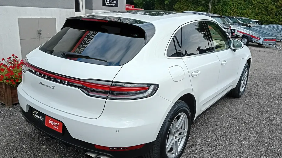 PORSCHE Macan -