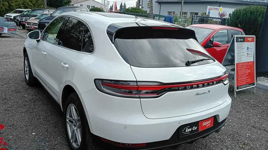 PORSCHE Macan -