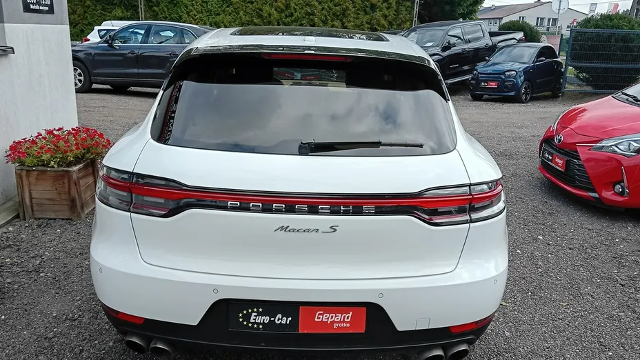 PORSCHE Macan -