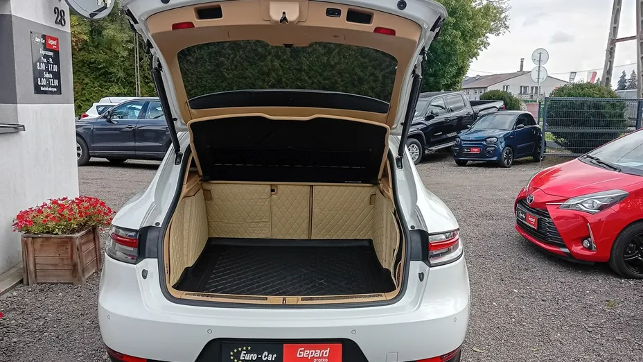 PORSCHE Macan -