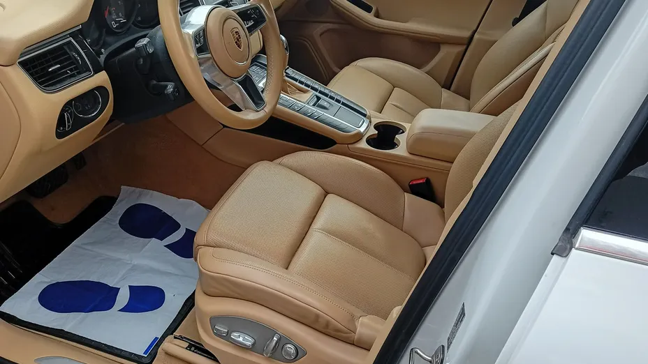 PORSCHE Macan -
