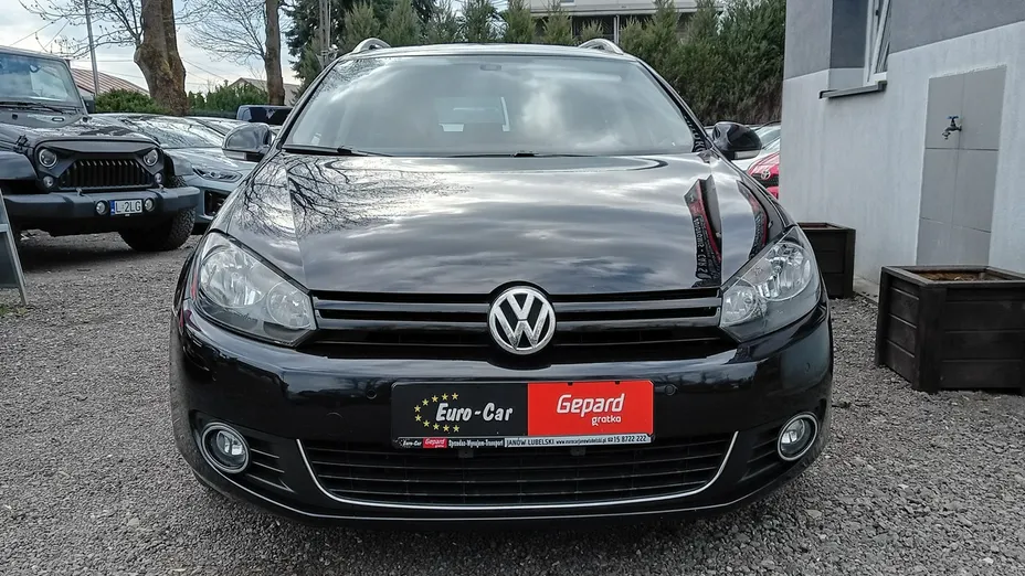 VOLKSWAGEN Golf -