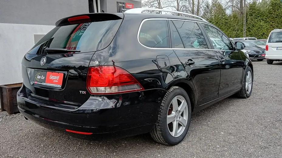 VOLKSWAGEN Golf -