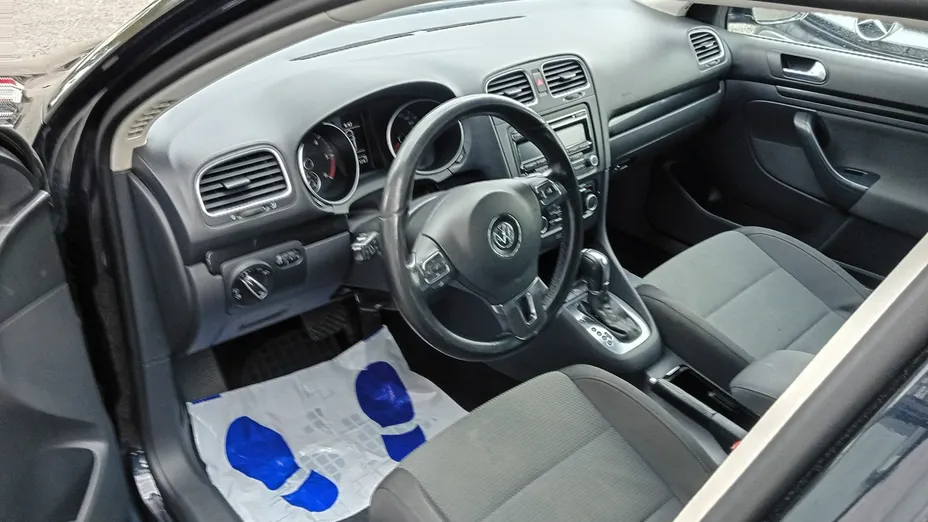 VOLKSWAGEN Golf -