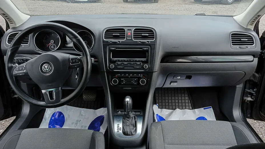 VOLKSWAGEN Golf -