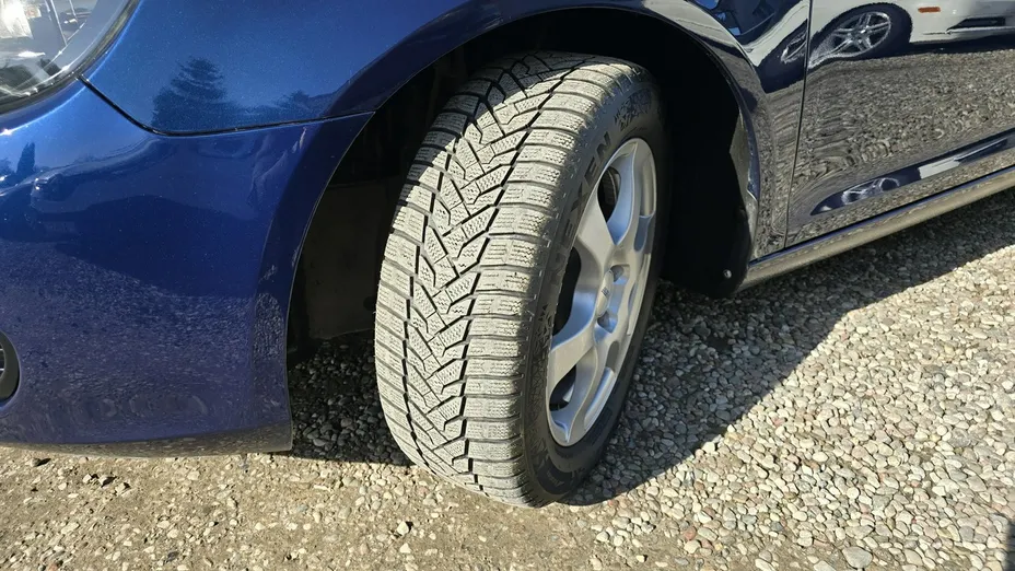 VOLKSWAGEN Golf -