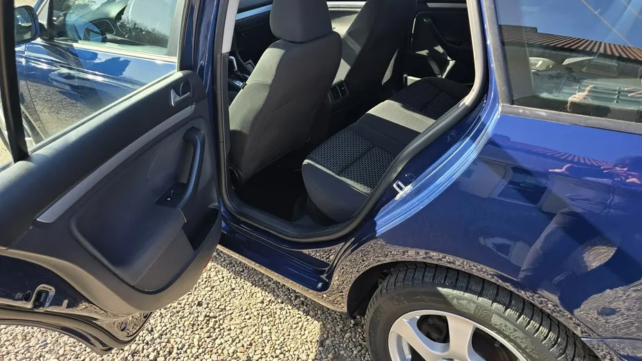 VOLKSWAGEN Golf -