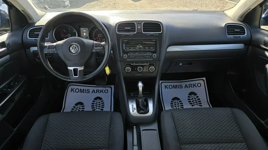 VOLKSWAGEN Golf -
