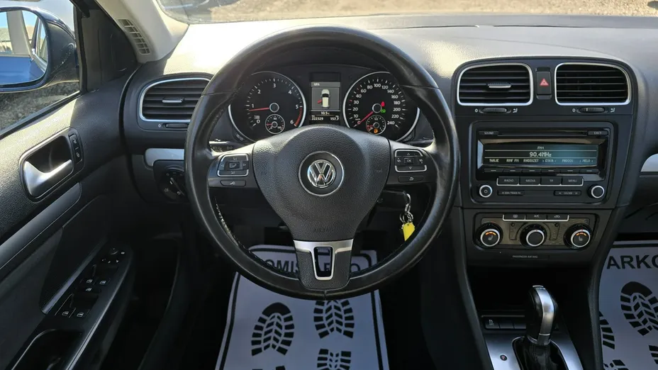 VOLKSWAGEN Golf -