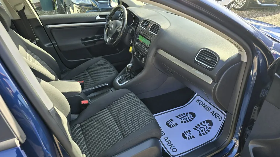 VOLKSWAGEN Golf -