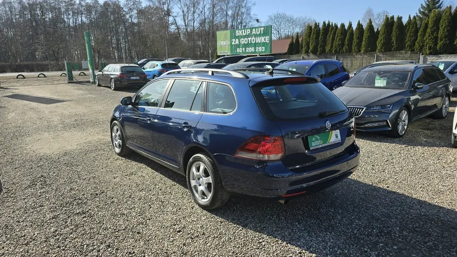 VOLKSWAGEN Golf -