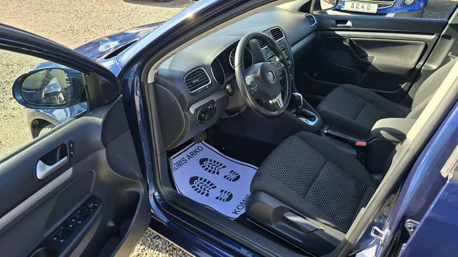 VOLKSWAGEN Golf -