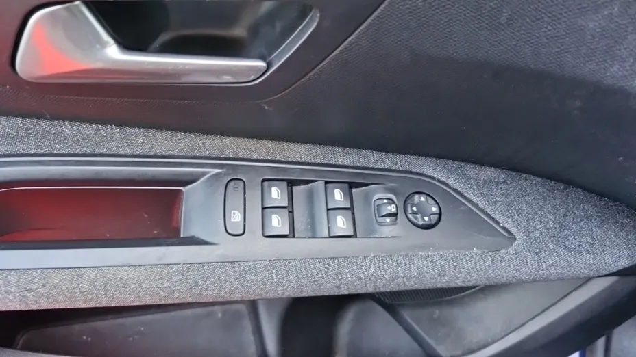 PEUGEOT 3008 -