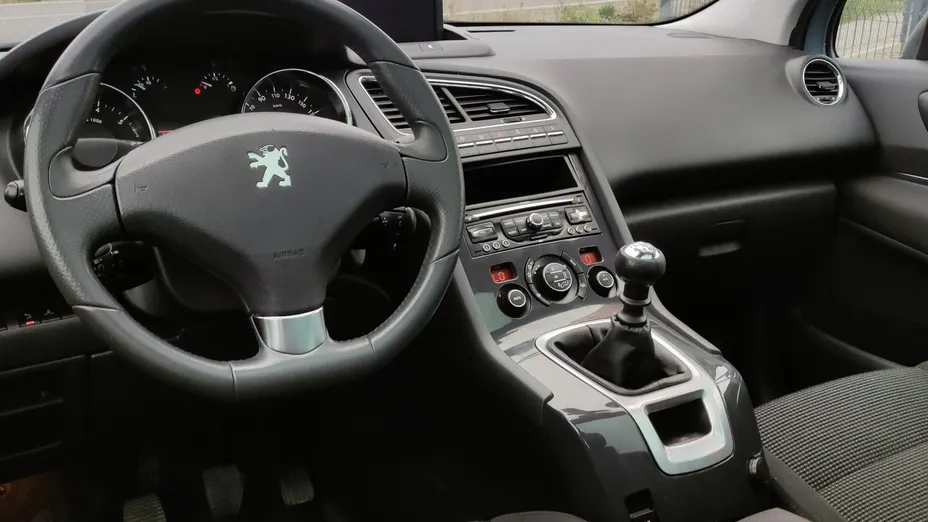 PEUGEOT 5008 -