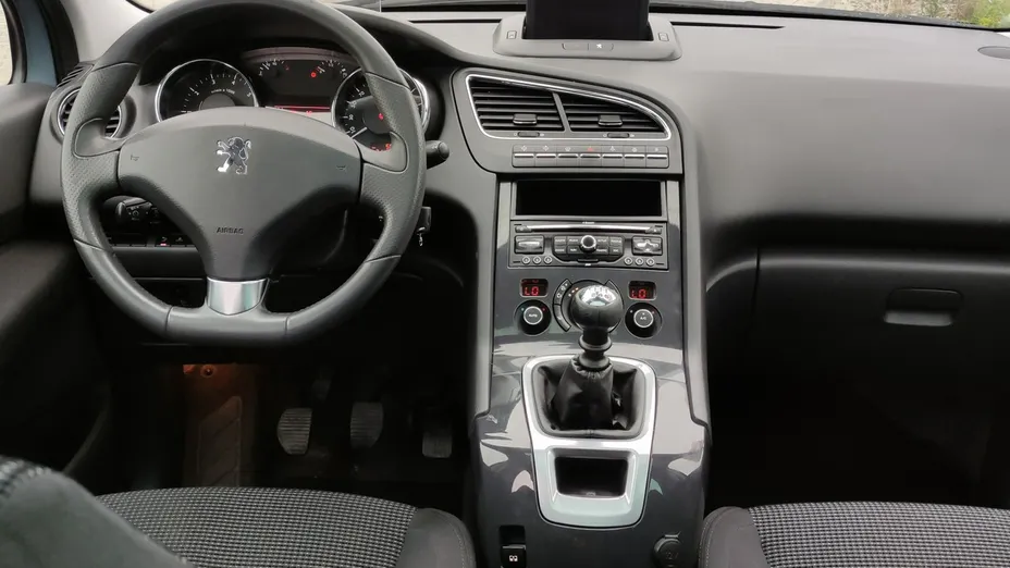 PEUGEOT 5008 -