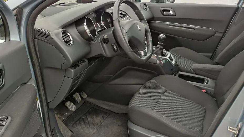 PEUGEOT 5008 -