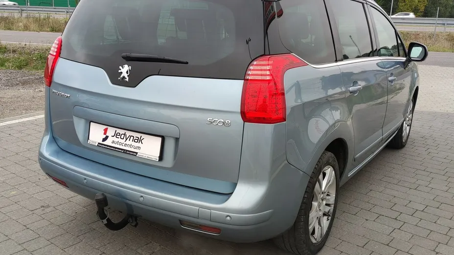 PEUGEOT 5008 -