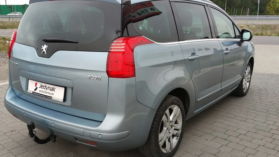PEUGEOT 5008 -