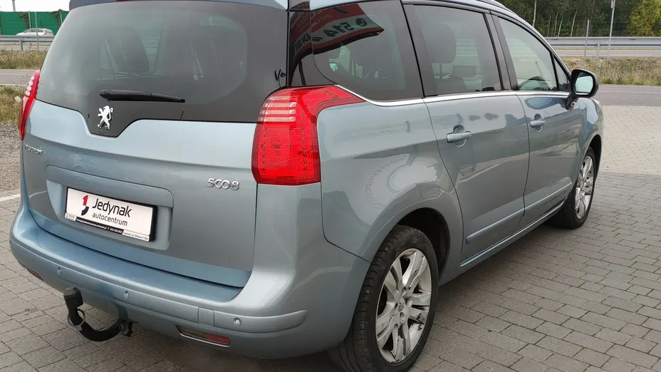 PEUGEOT 5008 -