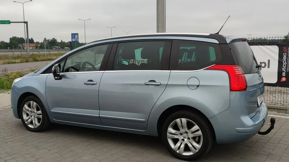 PEUGEOT 5008 -