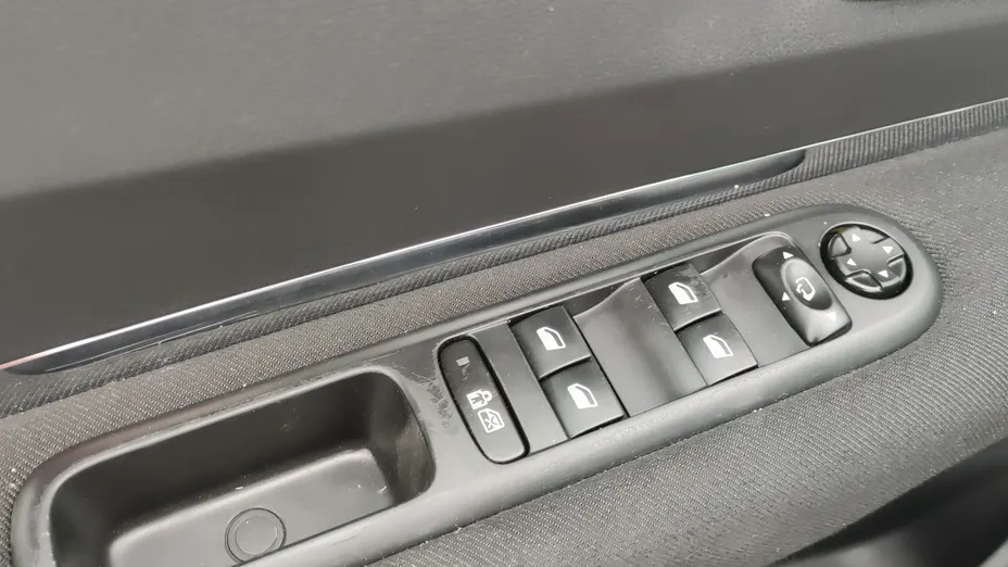 PEUGEOT 5008 -