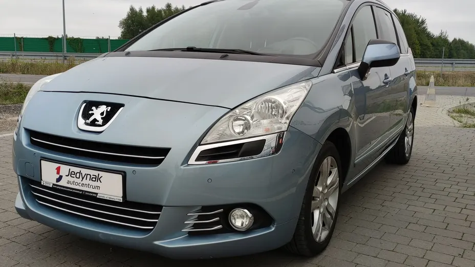 PEUGEOT 5008 -
