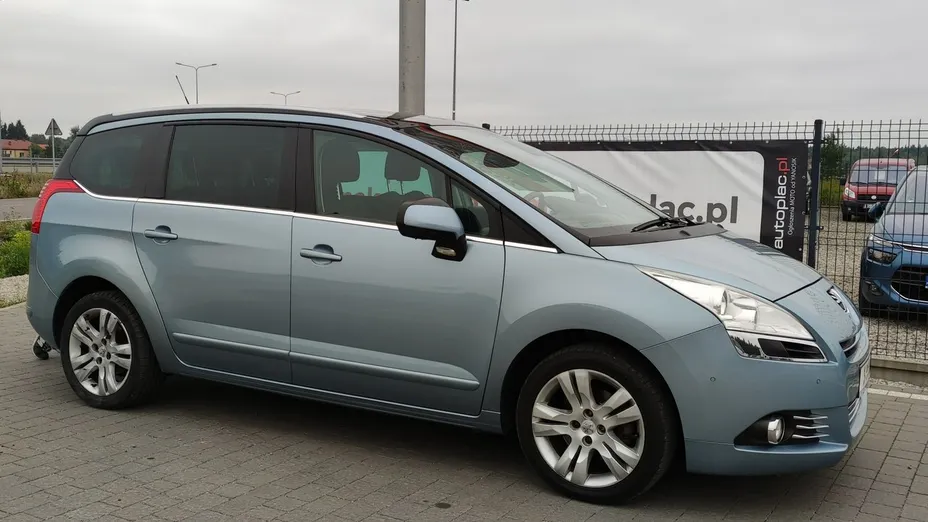 PEUGEOT 5008 -