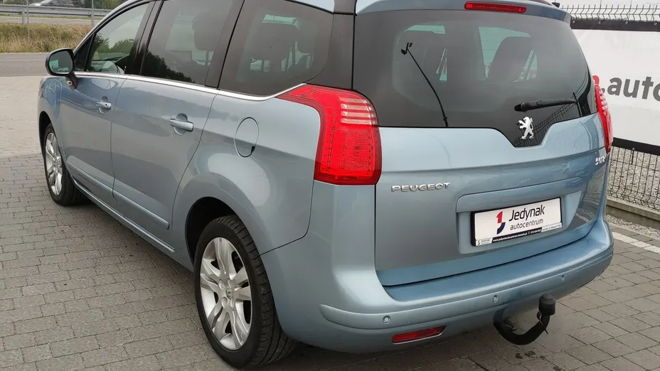 PEUGEOT 5008 -