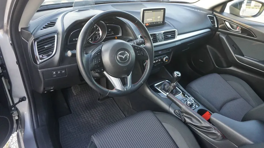 MAZDA 3 -
