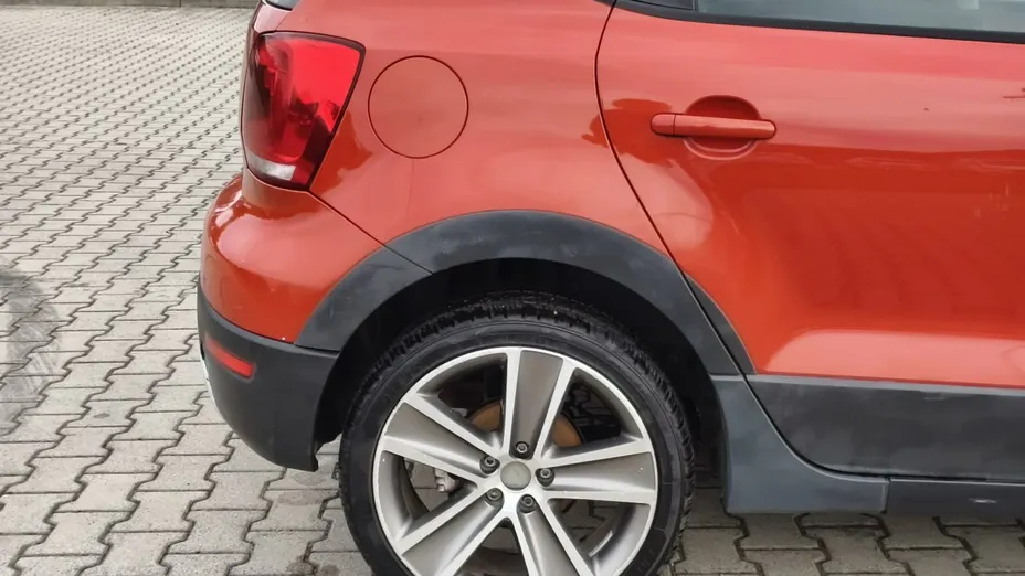 VOLKSWAGEN Polo -