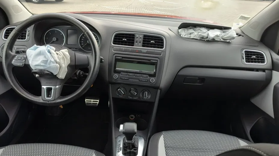VOLKSWAGEN Polo -