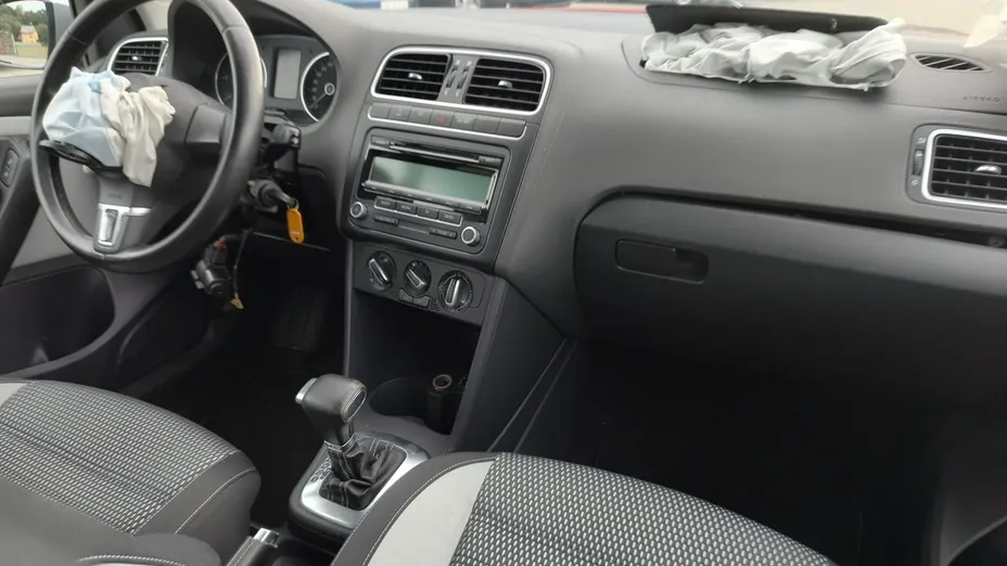 VOLKSWAGEN Polo -