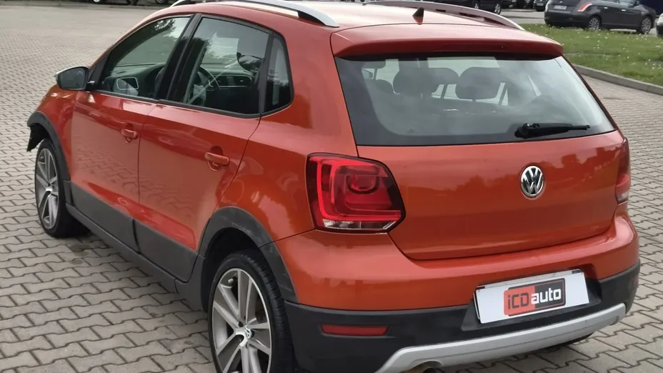 VOLKSWAGEN Polo -