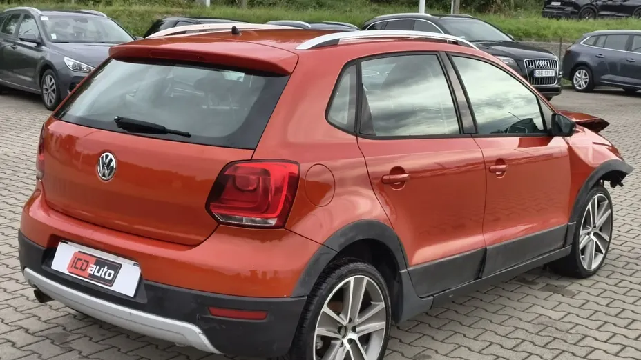 VOLKSWAGEN Polo -