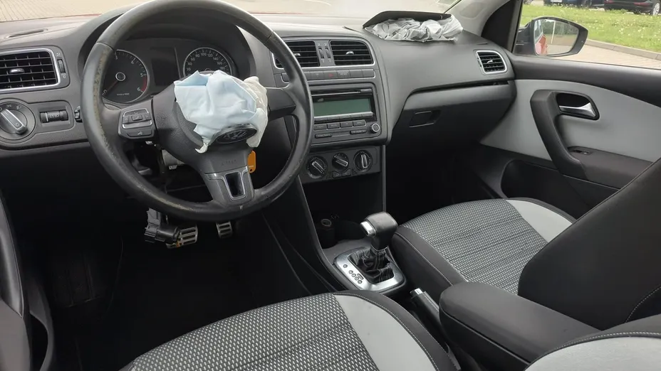 VOLKSWAGEN Polo -