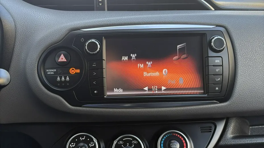 TOYOTA Yaris -