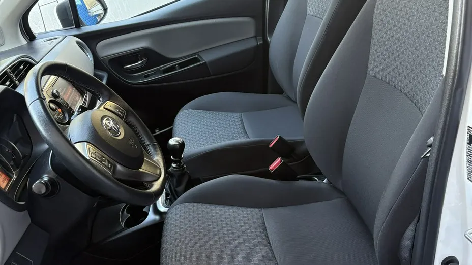 TOYOTA Yaris -
