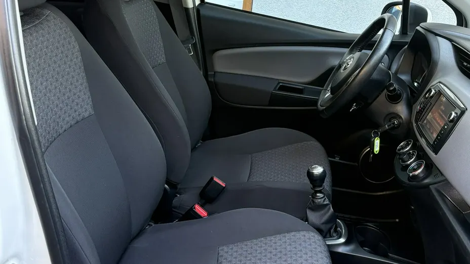 TOYOTA Yaris -