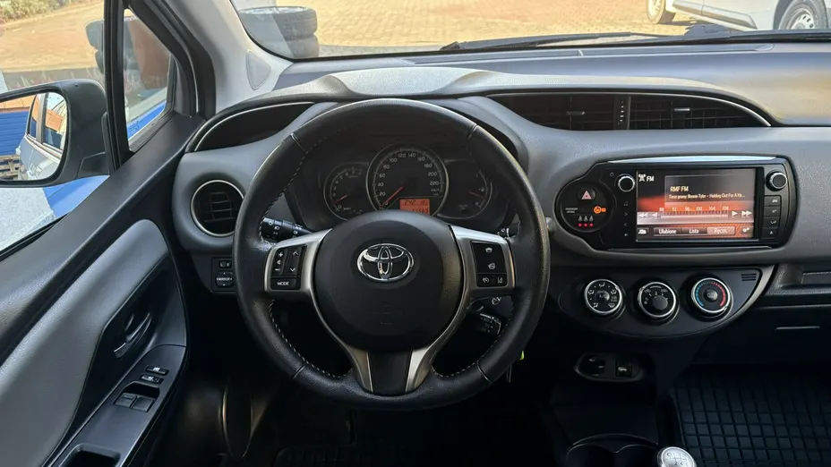 TOYOTA Yaris -