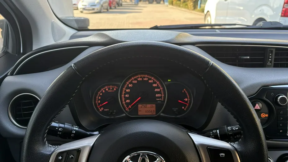 TOYOTA Yaris -