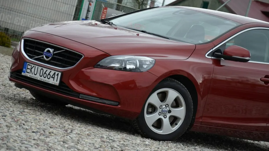 VOLVO V40 -